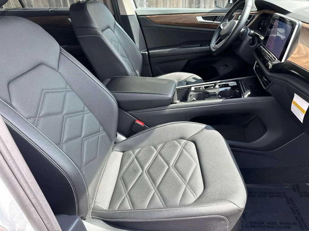 Used 2025  Volkswagen 2.0T SE w/Technology image 11