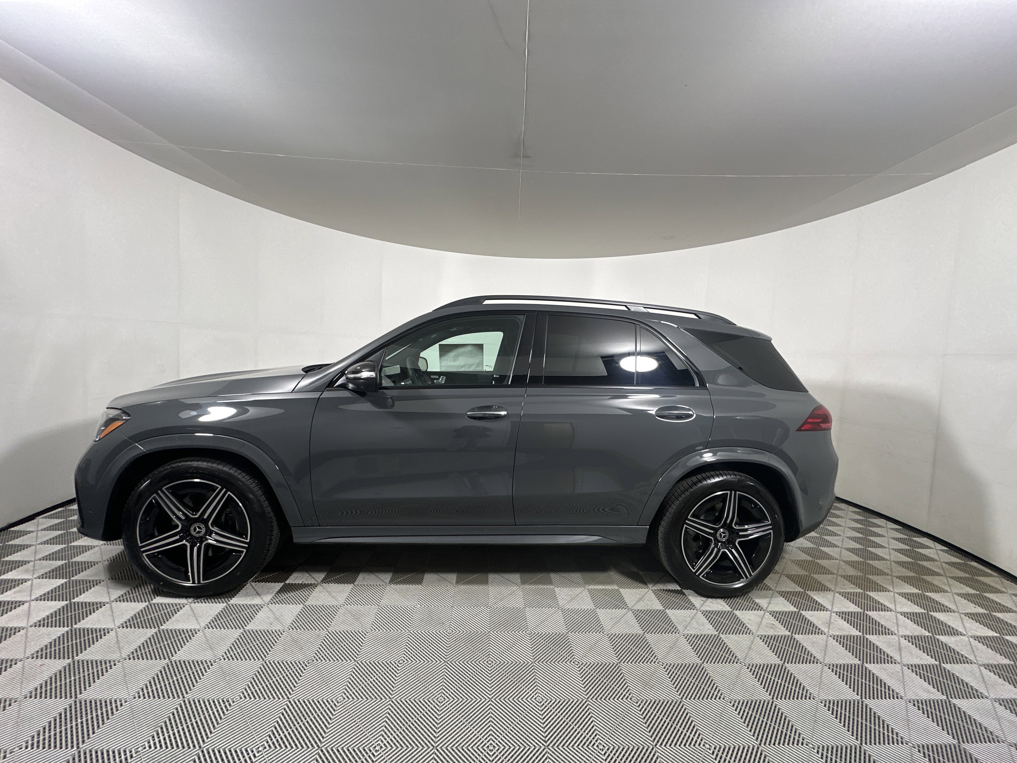 New 2026 MANUFAKTUR Silicon Grey Mercedes-Benz GLE 350 image 31