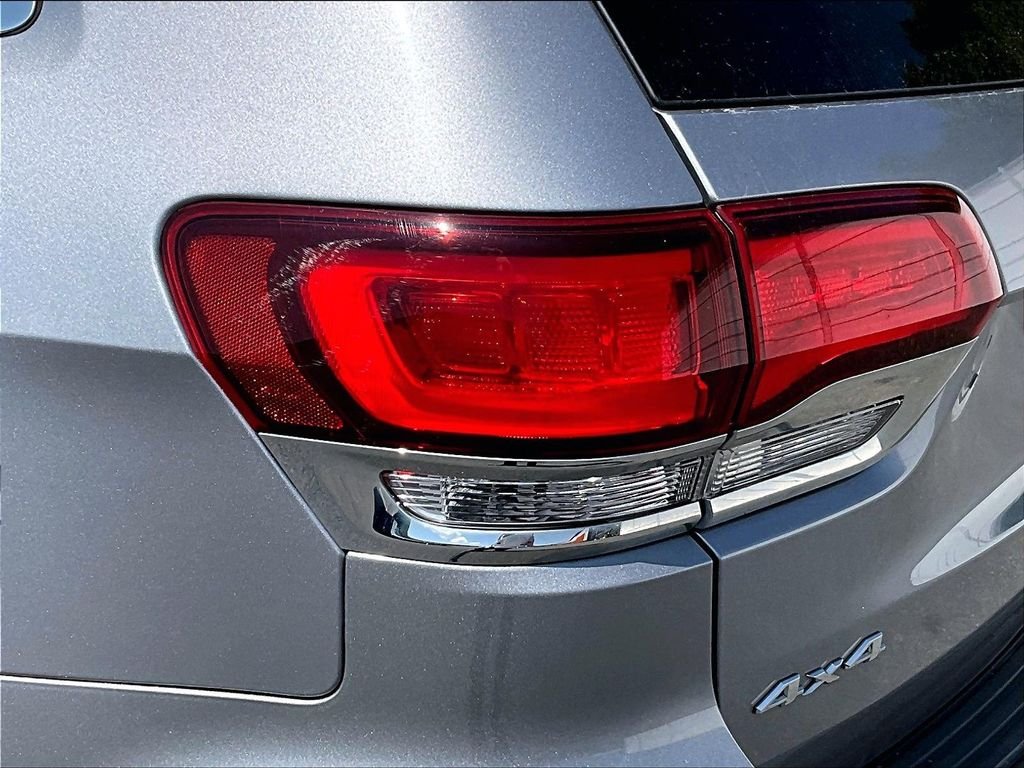 Used 2021 Billet Silver Metallic Clearcoat Jeep Laredo X image 30