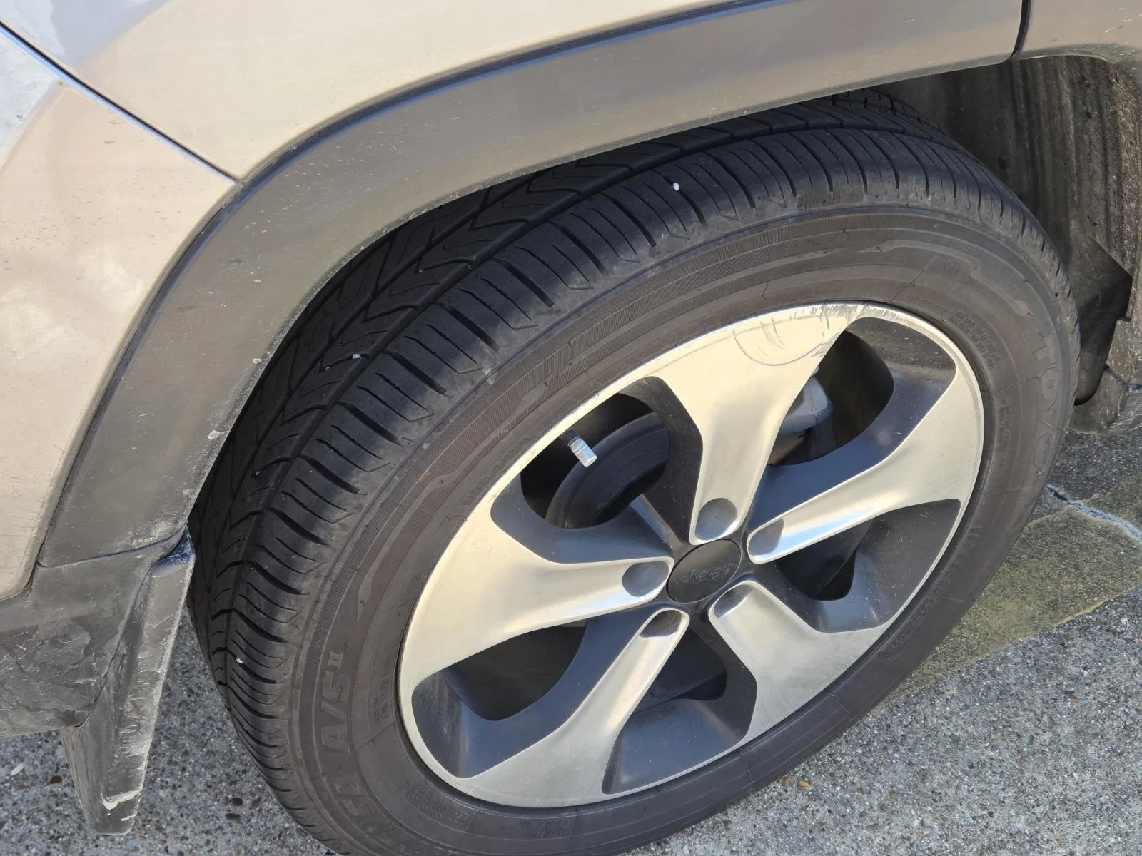 Used 2018 Olive Green Pearlcoat Jeep Latitude image 4
