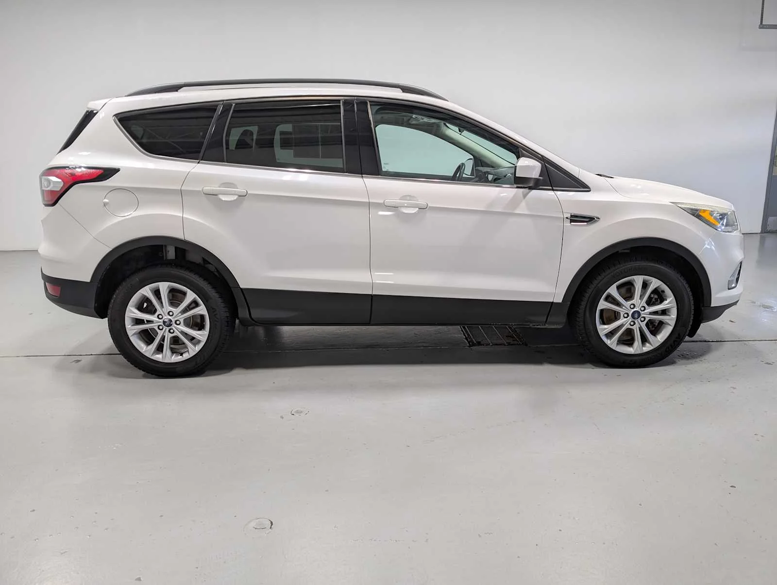 Used 2017 White Platinum Metallic Tri-Coat Ford SE image 7