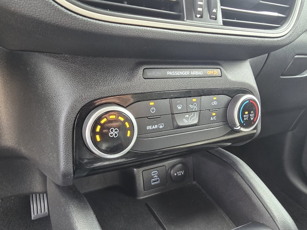 Used 2022 Agate Black Metallic Ford SE image 21