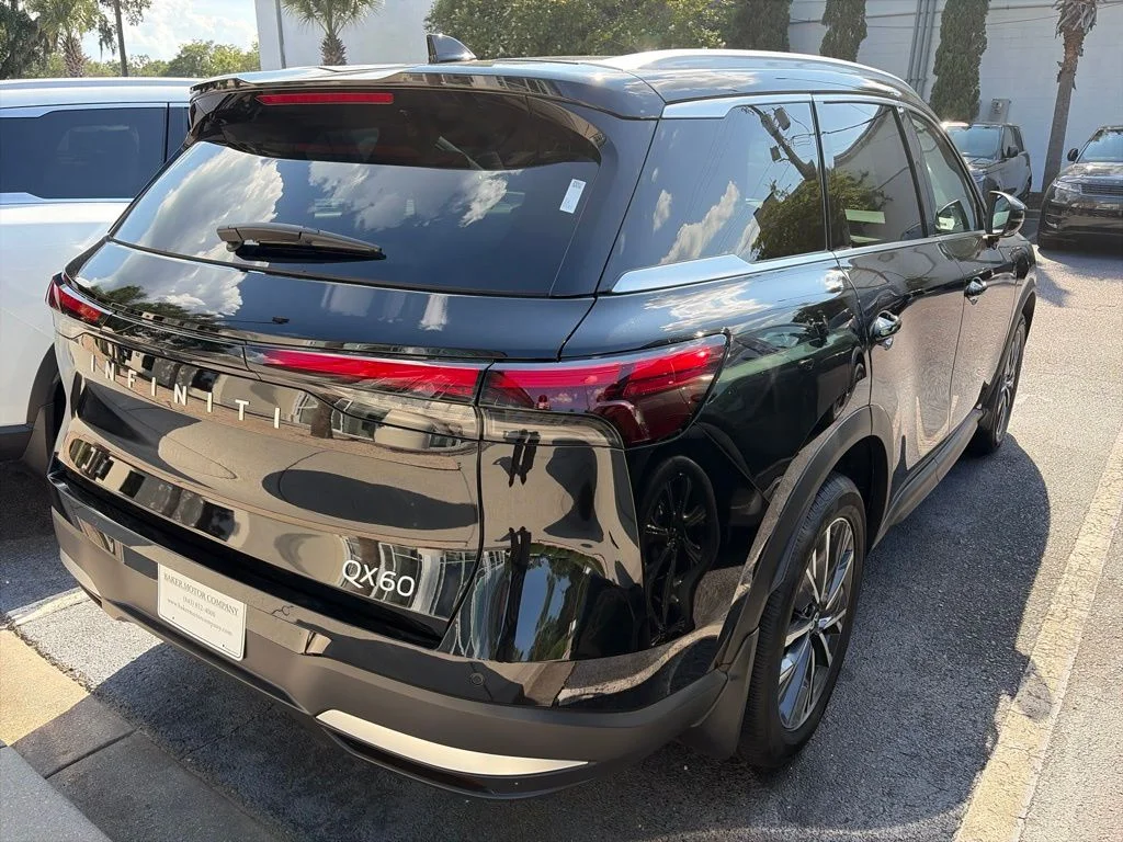 New 2027 MINERAL BLACK INFINITI LUXE image 3