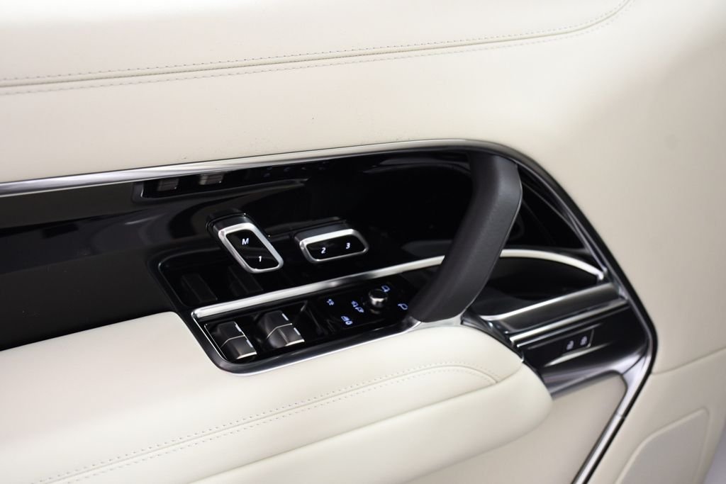 New 2026 Ostuni Perl Wh Land Rover SE image 15
