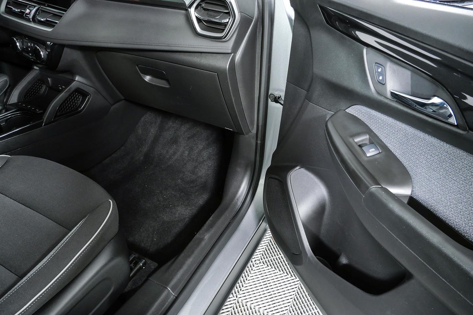 Used 2025 Sterling Gray Metallic Chevrolet LT image 22