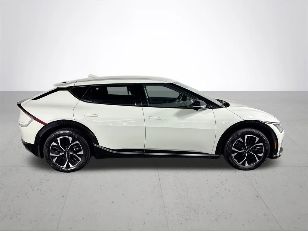 Used 2023 White Kia Wind image 5