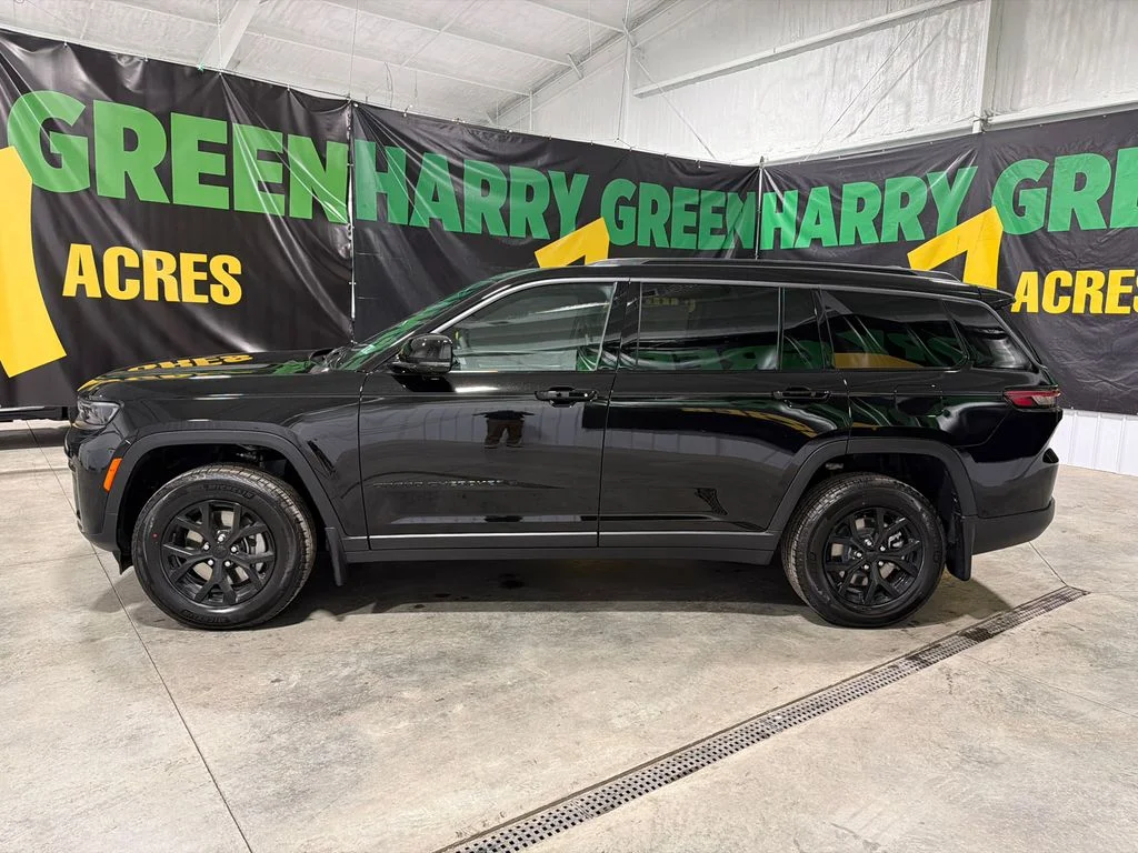 New 2026 Diamond Black Crystal Pearl-Coat Exterior Paint Jeep Laredo Altitude image 3