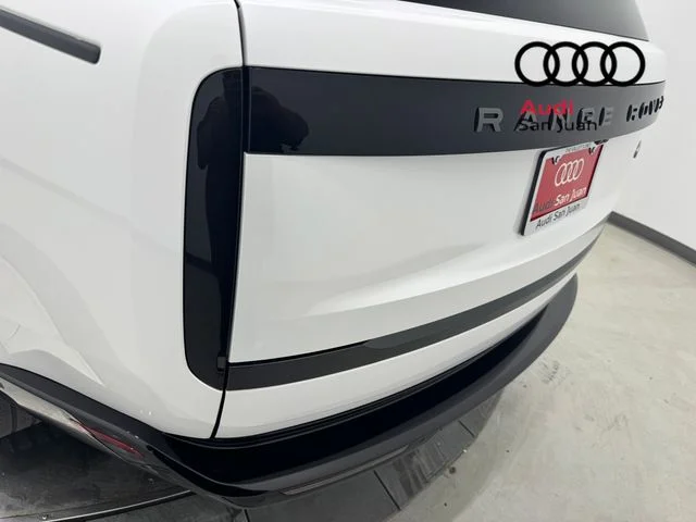 Used 2023 White Land Rover SE image 11