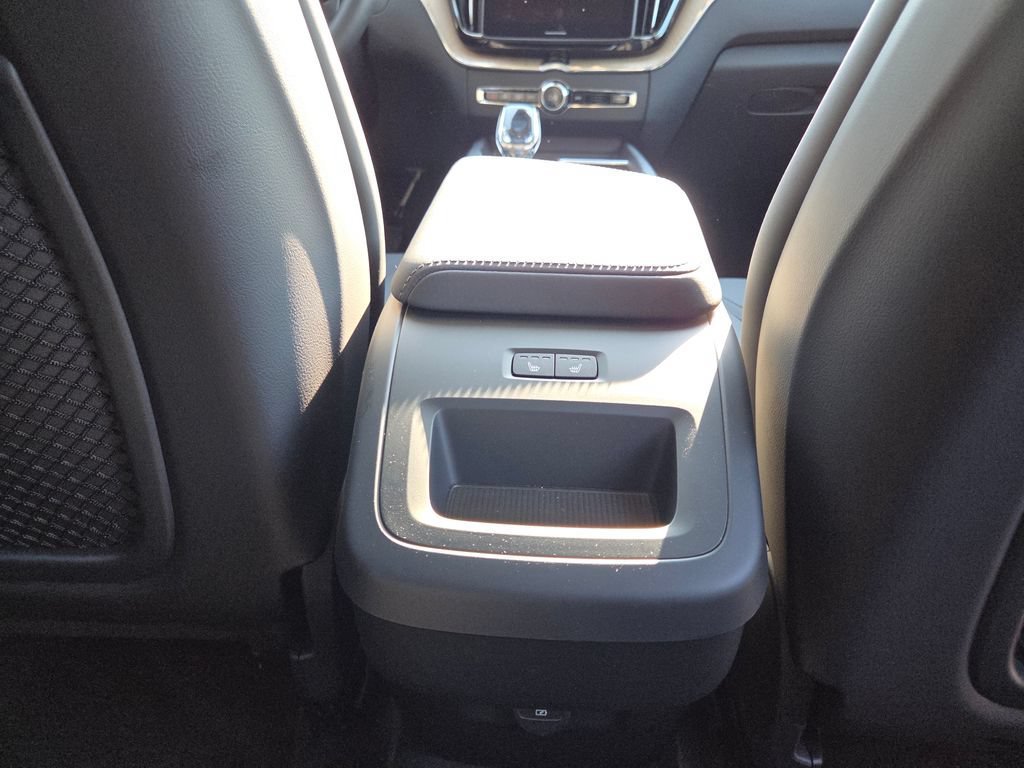 2026 Volvo XC60 Plus - Photo 32