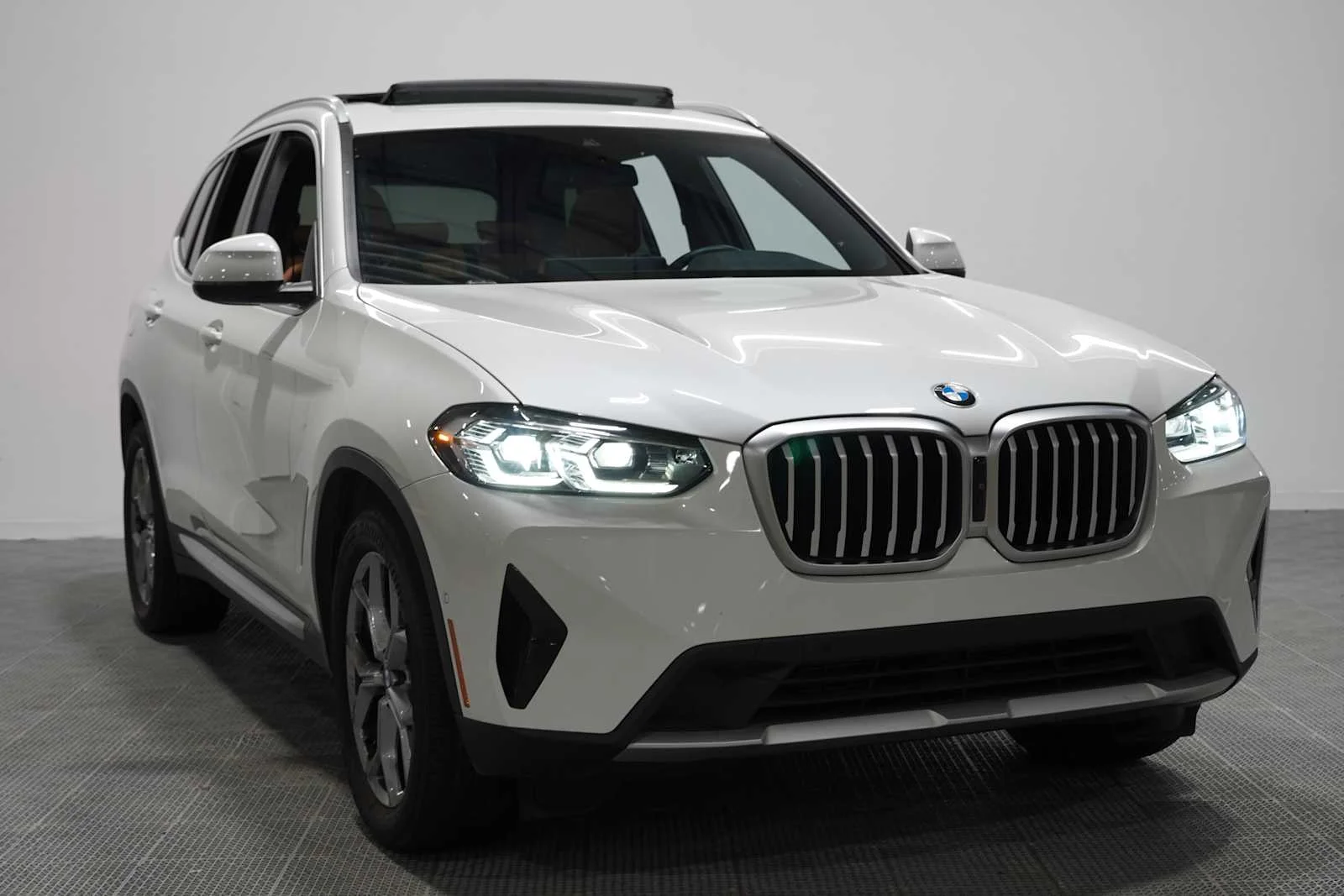 Certified Used 2023 Mineral White Metallic BMW sDrive30i image 3