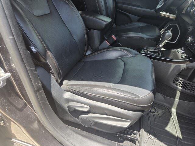 Used 2019 Granite Crystal Metallic Clearcoat Jeep Limited image 27