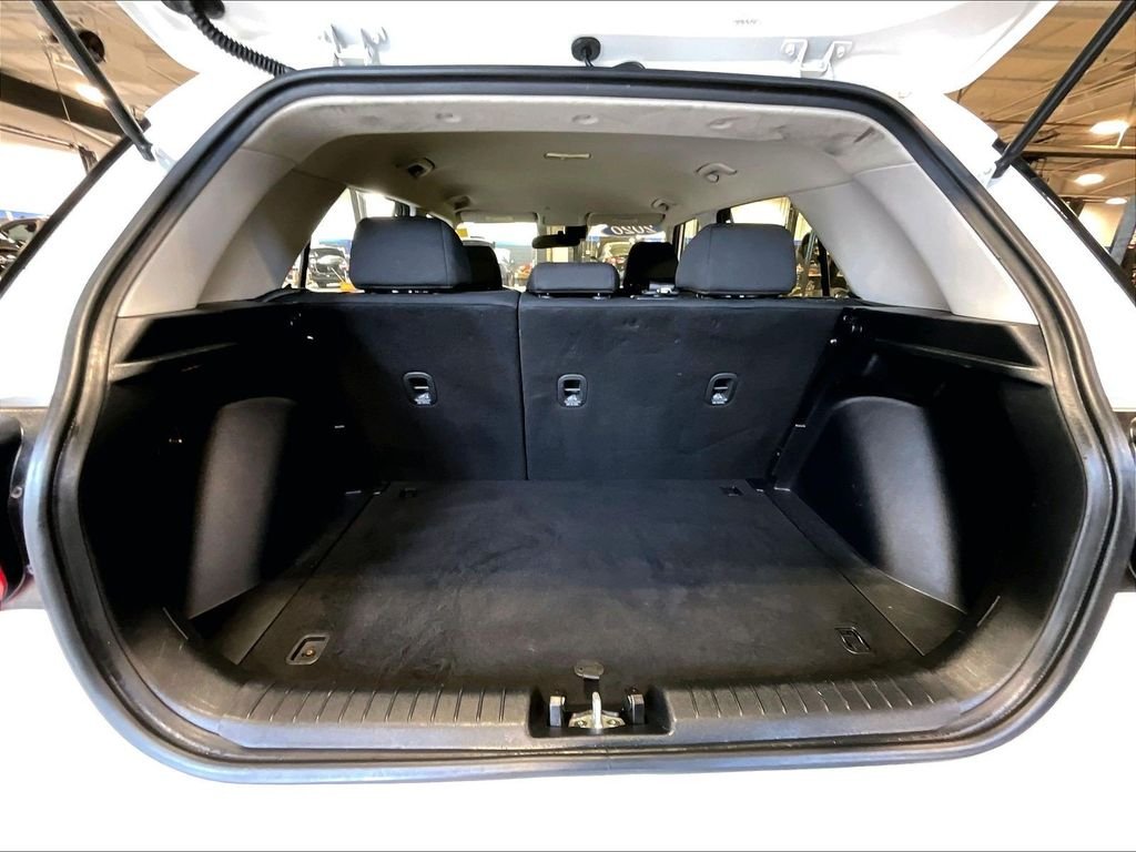 Used 2020 White Hyundai SE image 17