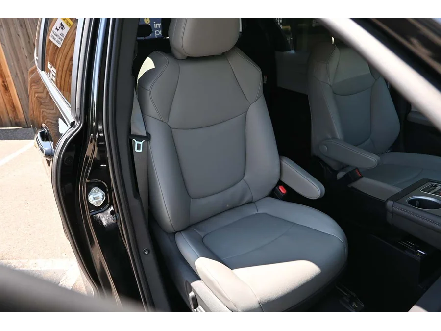 2025 Toyota Sienna XLE - Photo 16