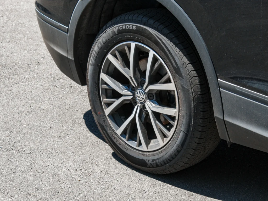 Used 2019 Deep Black Pearl Volkswagen SE image 4