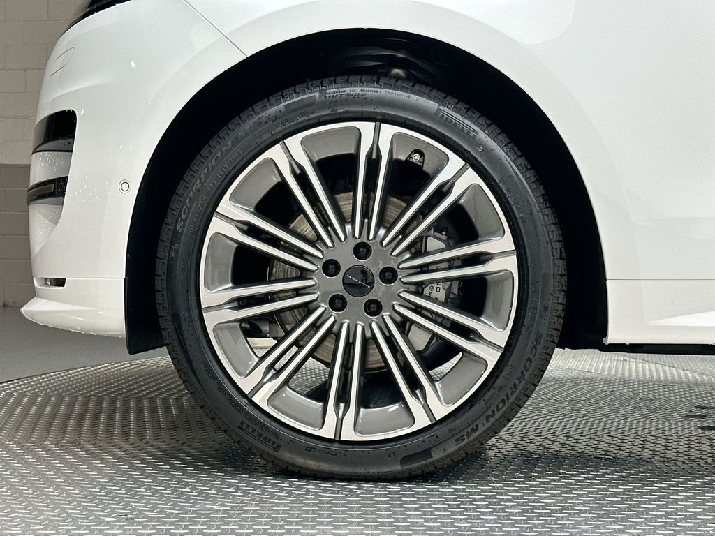 New 2026 Fuji White Land Rover Dynamic SE image 5