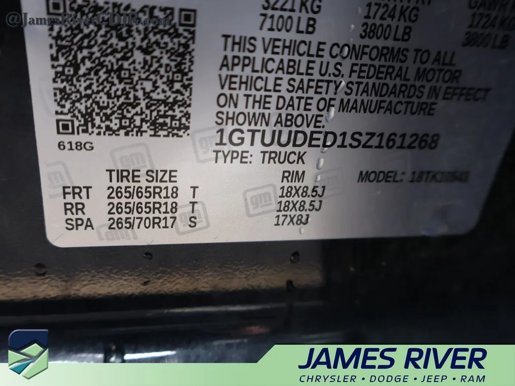 Used 2025 Silver GMC SLT image 39