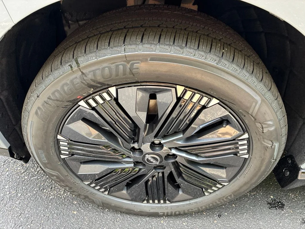 New 2026 Boulder Gray Pearl / Super Black Two-tone Nissan Platinum image 12