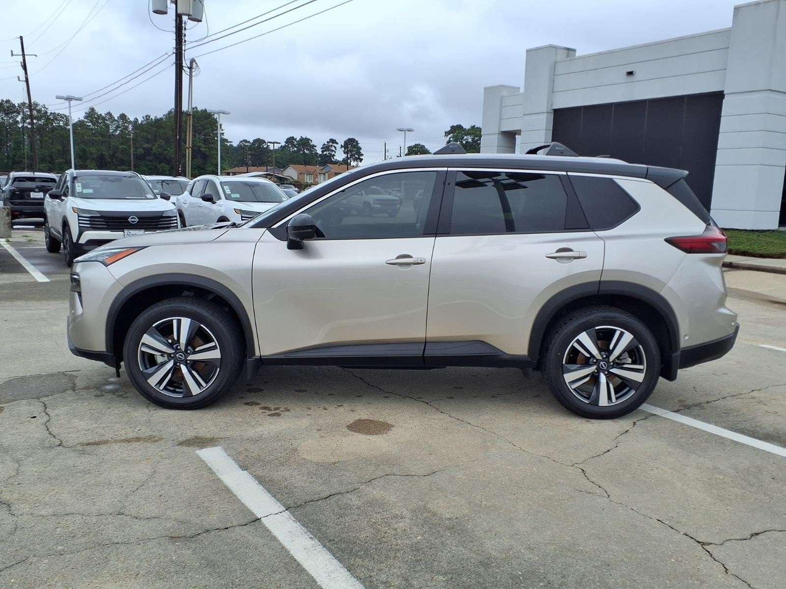 2024 Nissan Rogue SL Silver at Robbins Nissan