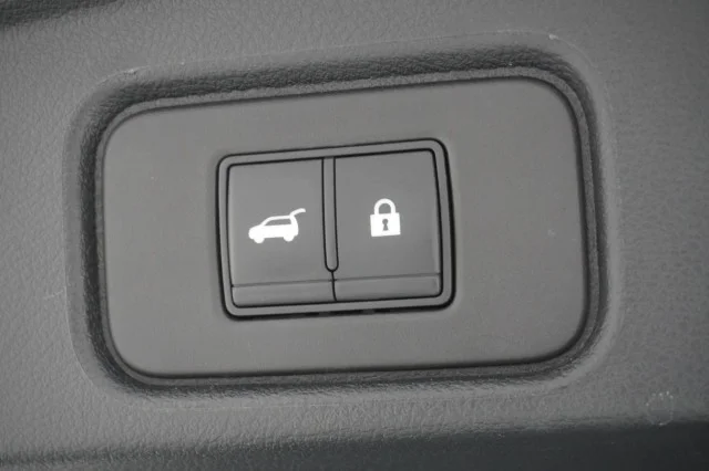 Used 2022 BLACK Nissan Platinum image 9