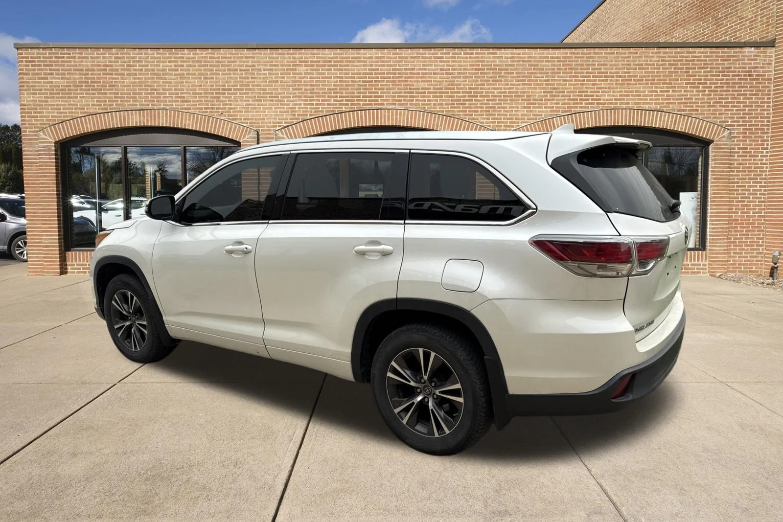 Used 2016 Blizzard Pearl Toyota XLE image 12