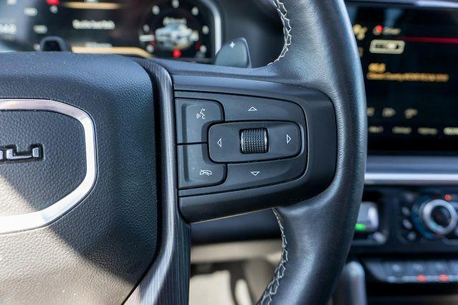 Used 2023  GMC Denali Ultimate image 31