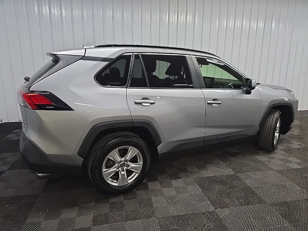 Used 2019 Silver Toyota XLE image 3
