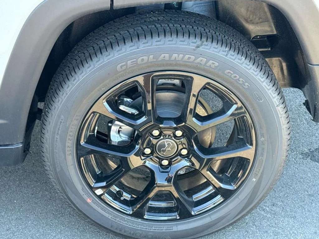 New 2026 White Jeep Latitude image 38