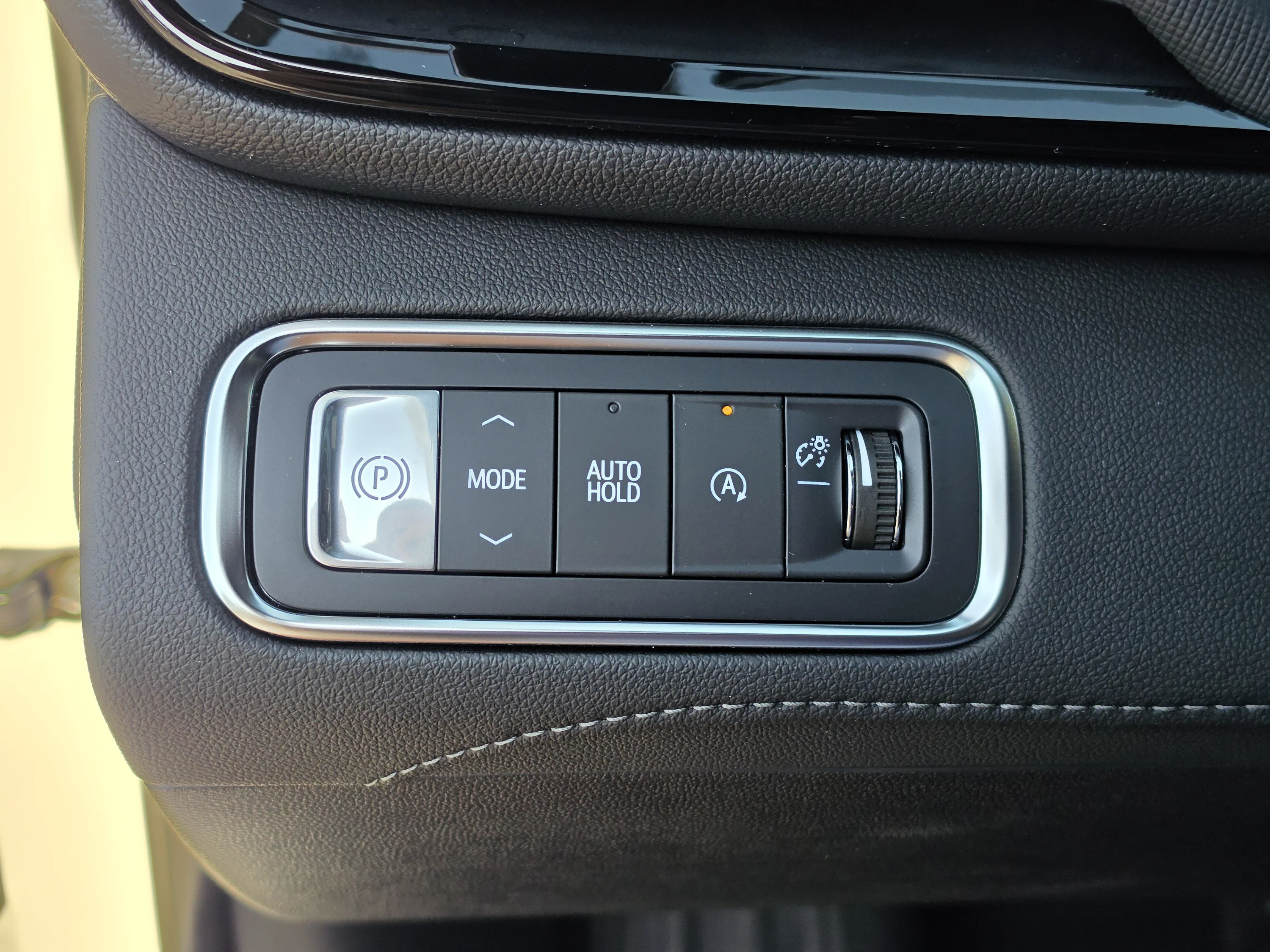 Used 2025 Summit White Buick Preferred image 33