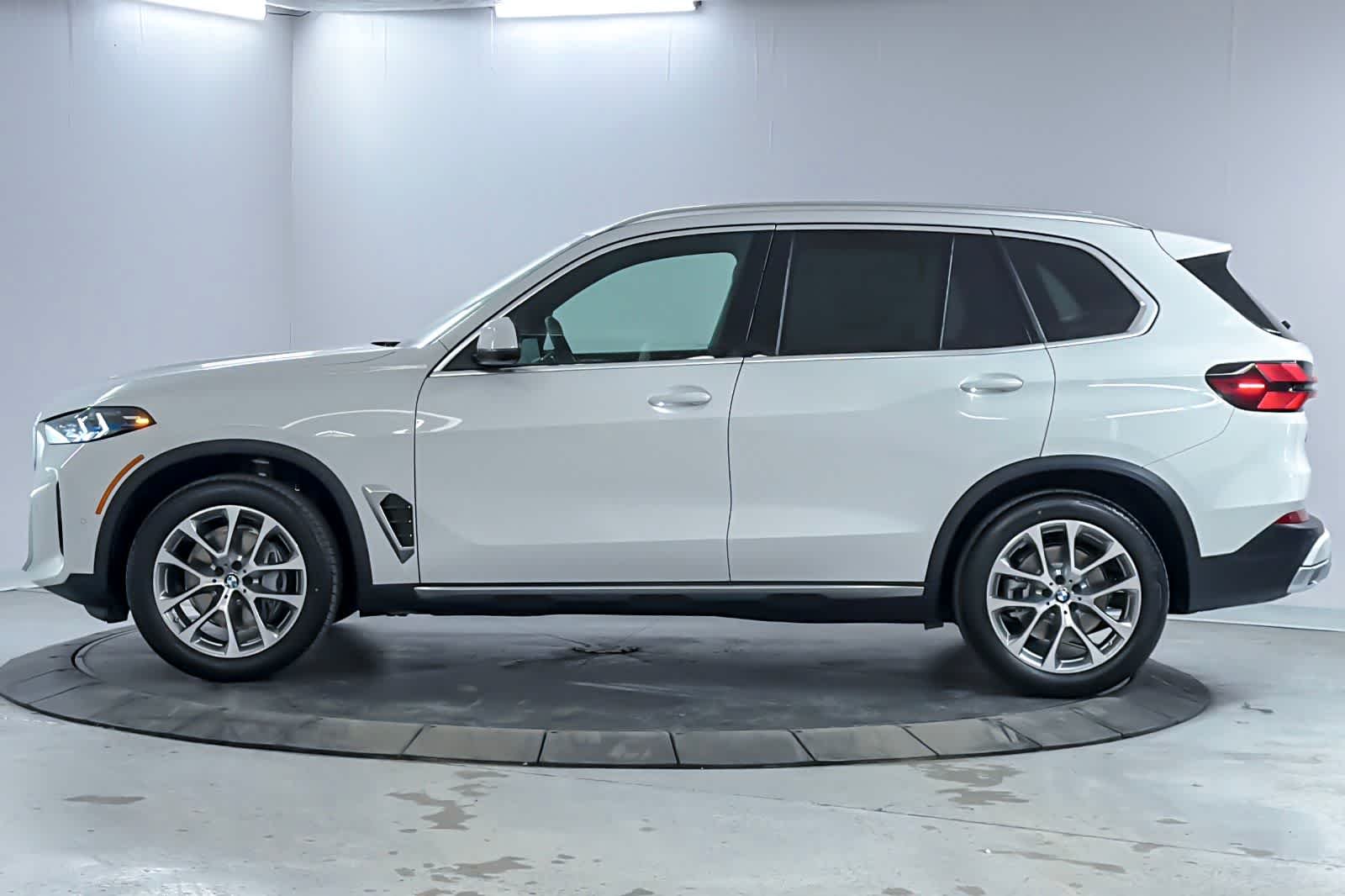 New 2026 Alpine White BMW xDrive40i image 5