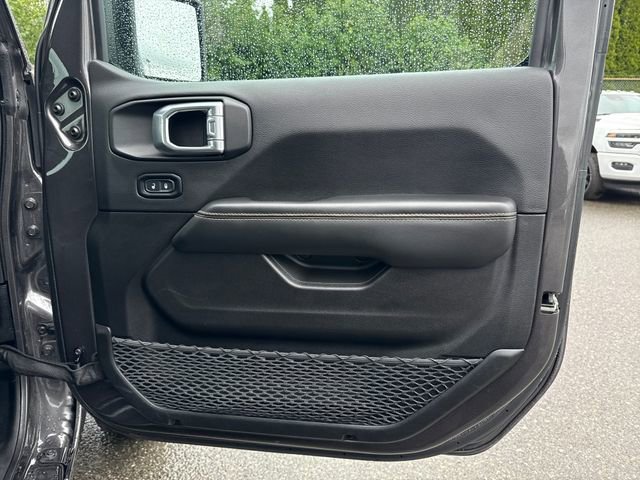 Used 2025 Granite Crystal Metallic Clearcoat Jeep Sahara image 11