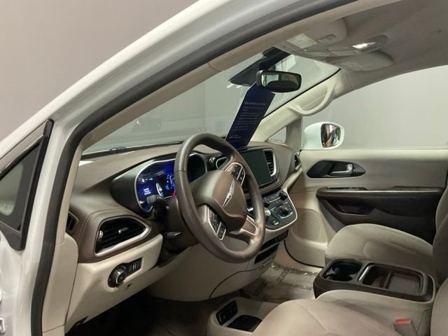 Certified Used 2021 Bright White Clearcoat Chrysler Touring image 17