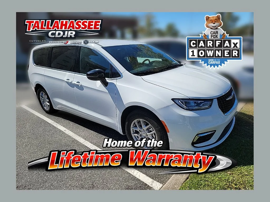 Used 2025 Bright White Clearcoat Chrysler Select image 1