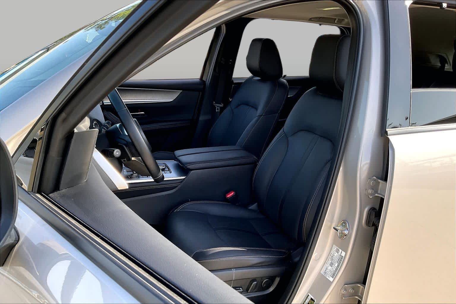 Used 2025 Platinum Quartz Mazda Preferred Package image 8