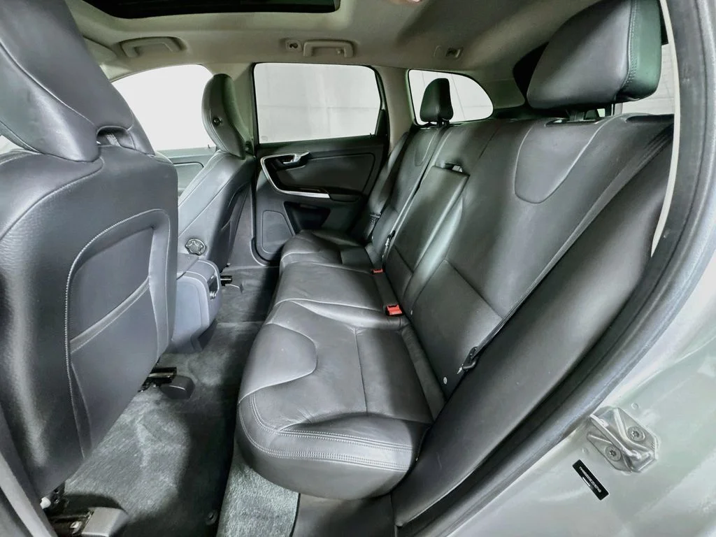 Used 2014 Silver Volvo  image 29