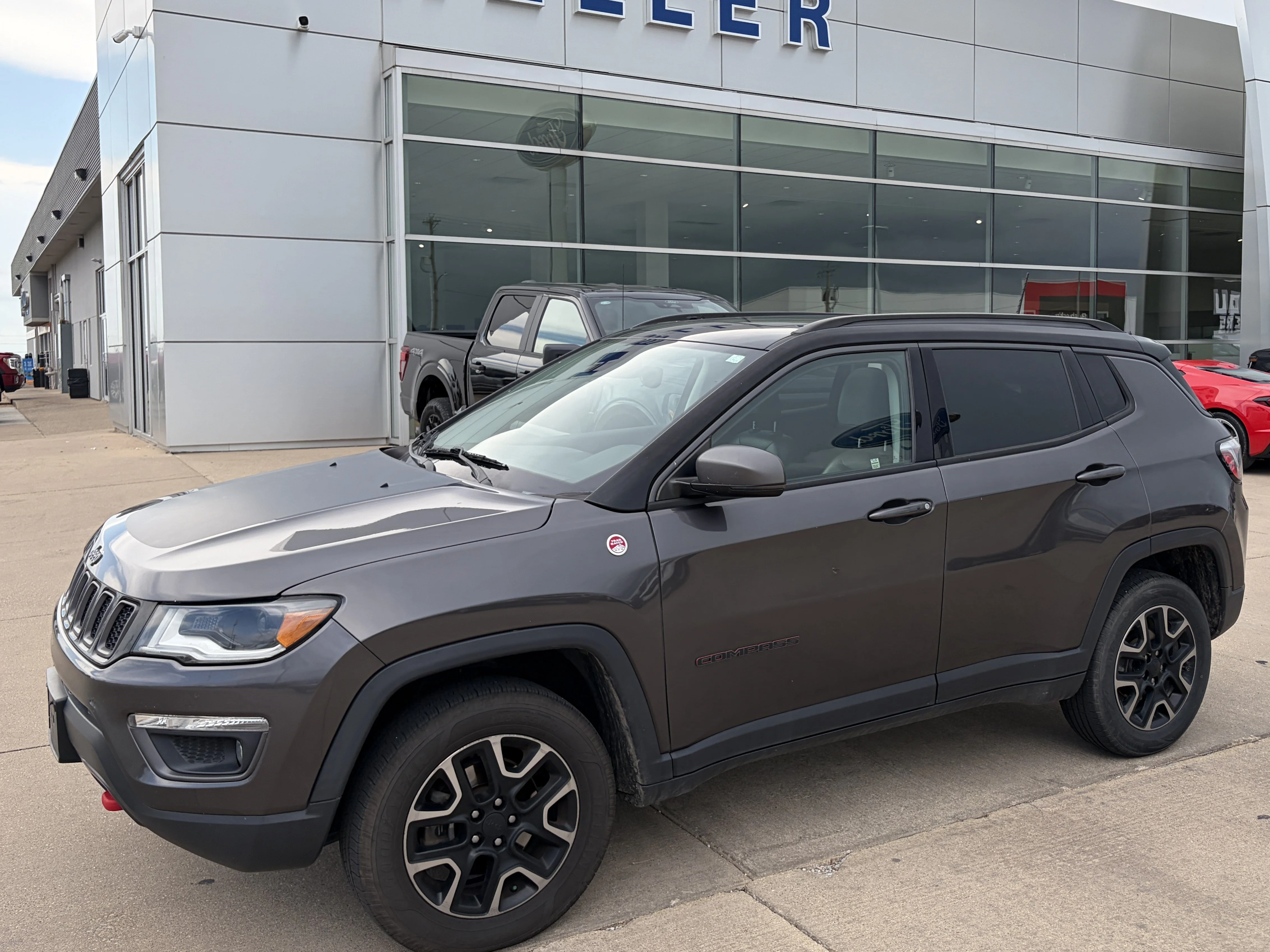 Used 2019 Granite Crystal Metallic Clearcoat Jeep Trailhawk image 3