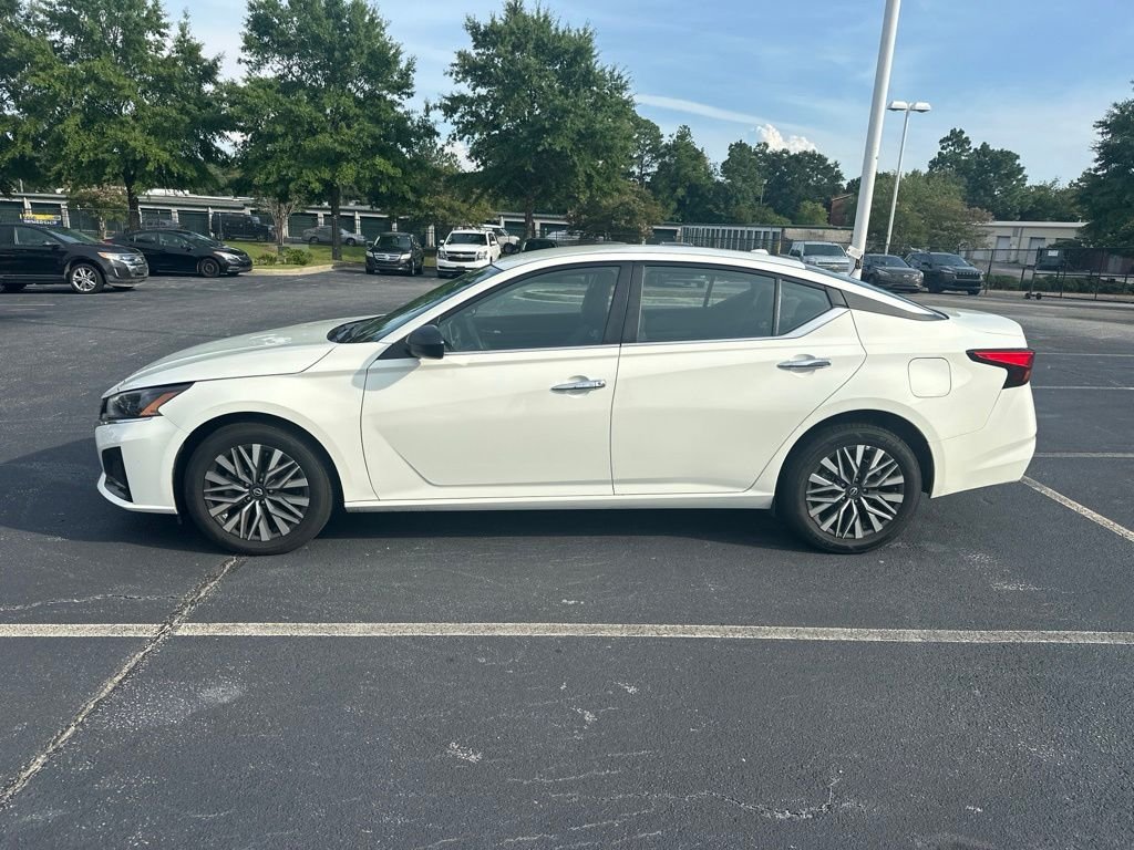 Used 2025 White Nissan 2.5 SV image 3