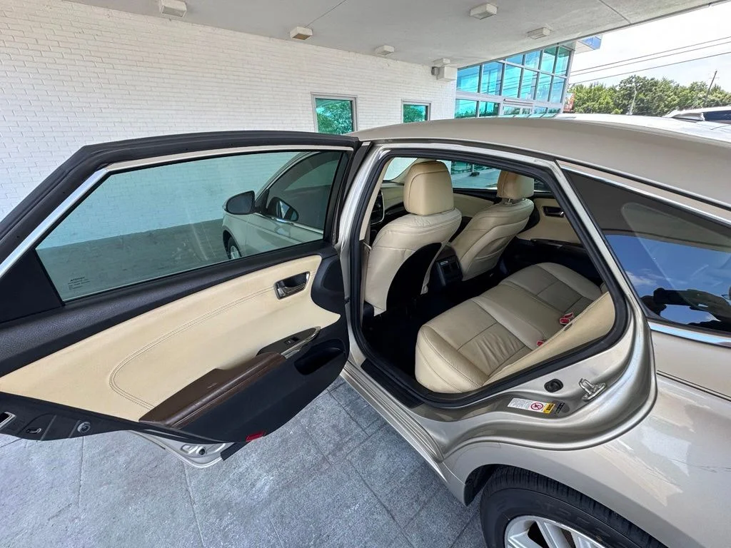 Used 2015  Toyota XLE Premium image 18