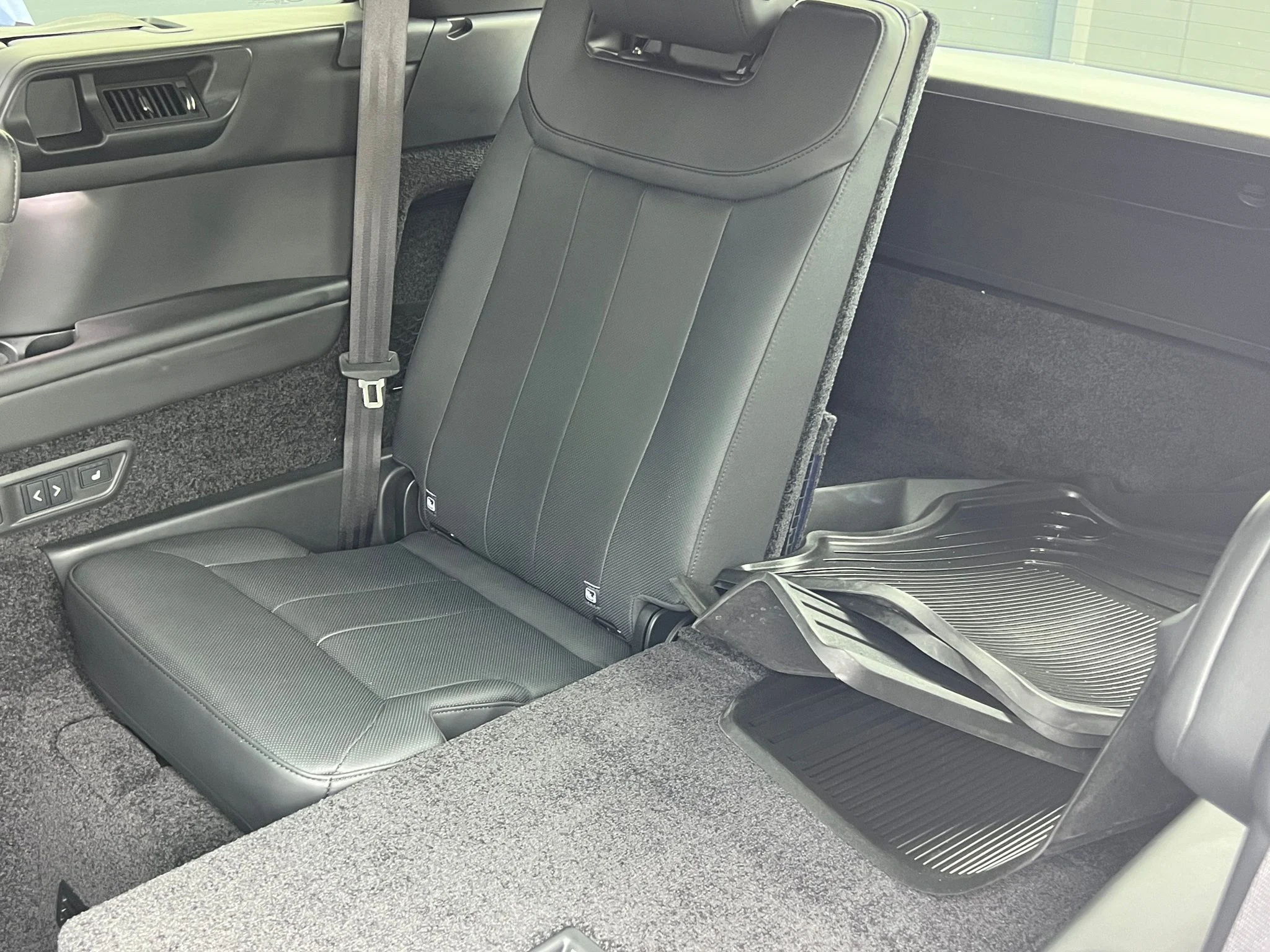 Used 2024 White Land Rover SE image 23