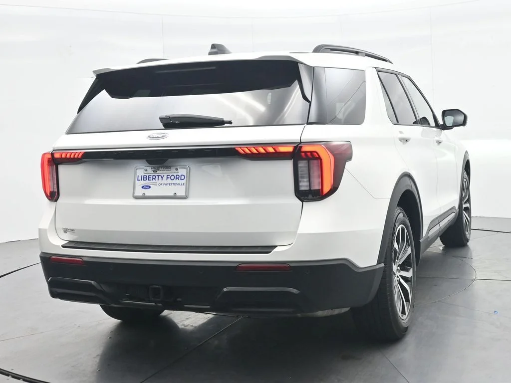 New 2026 Star White Metallic Tri-Coat Ford ST-Line image 8