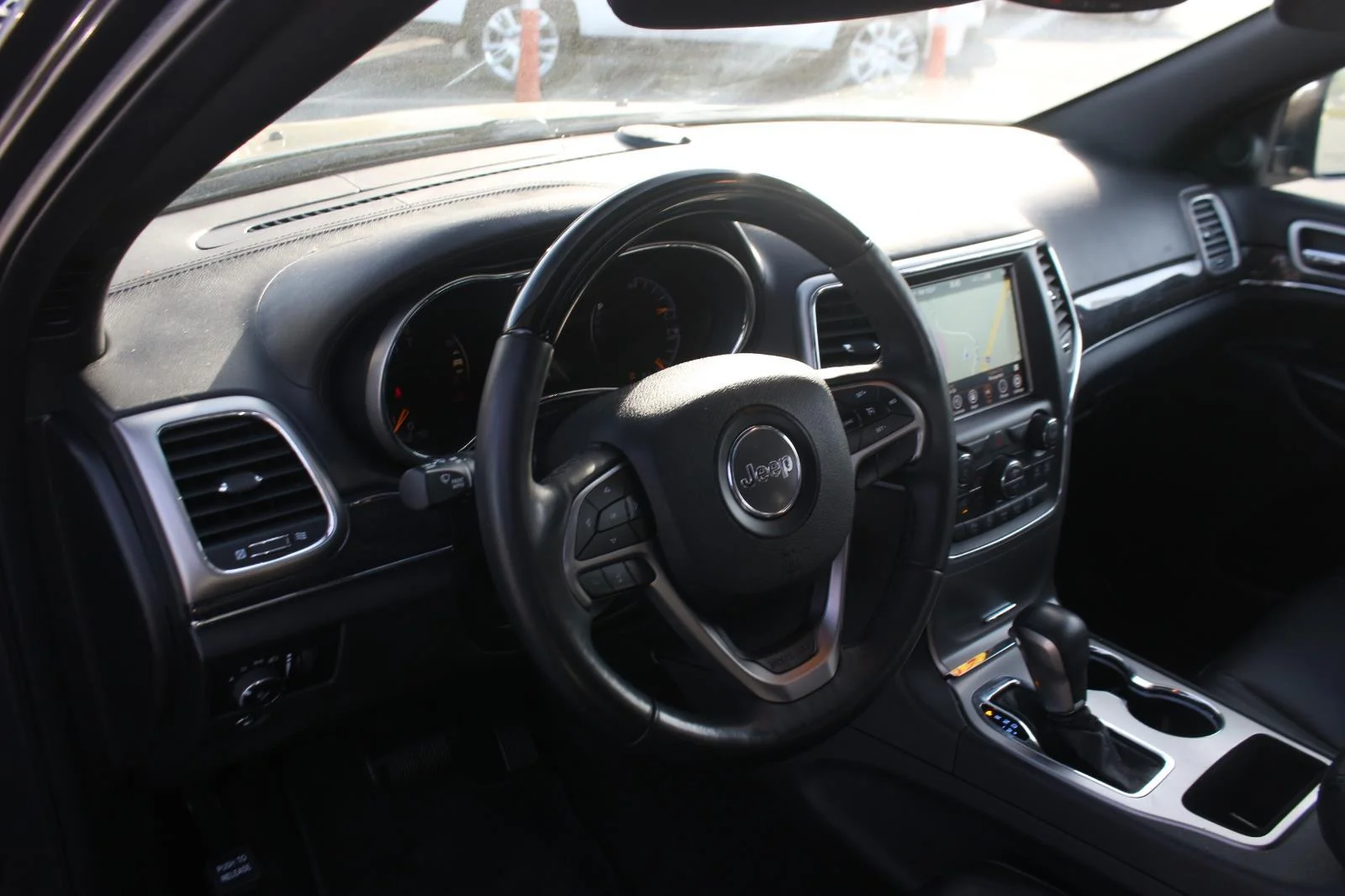 Used 2018 Grey Jeep Overland image 16
