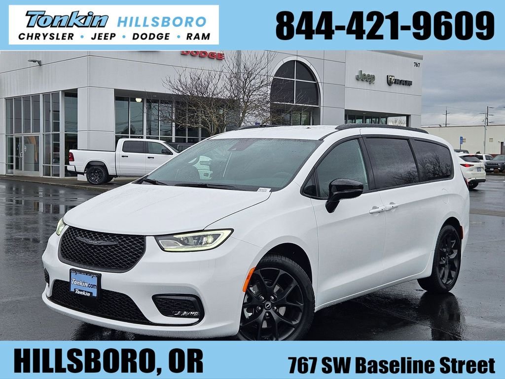 2026 Chrysler Pacifica Select's photo