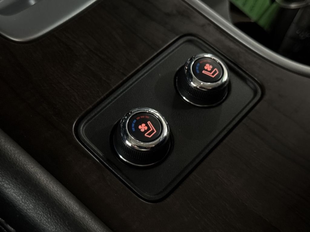 Used 2020 Super Black Metallic Nissan Platinum image 31