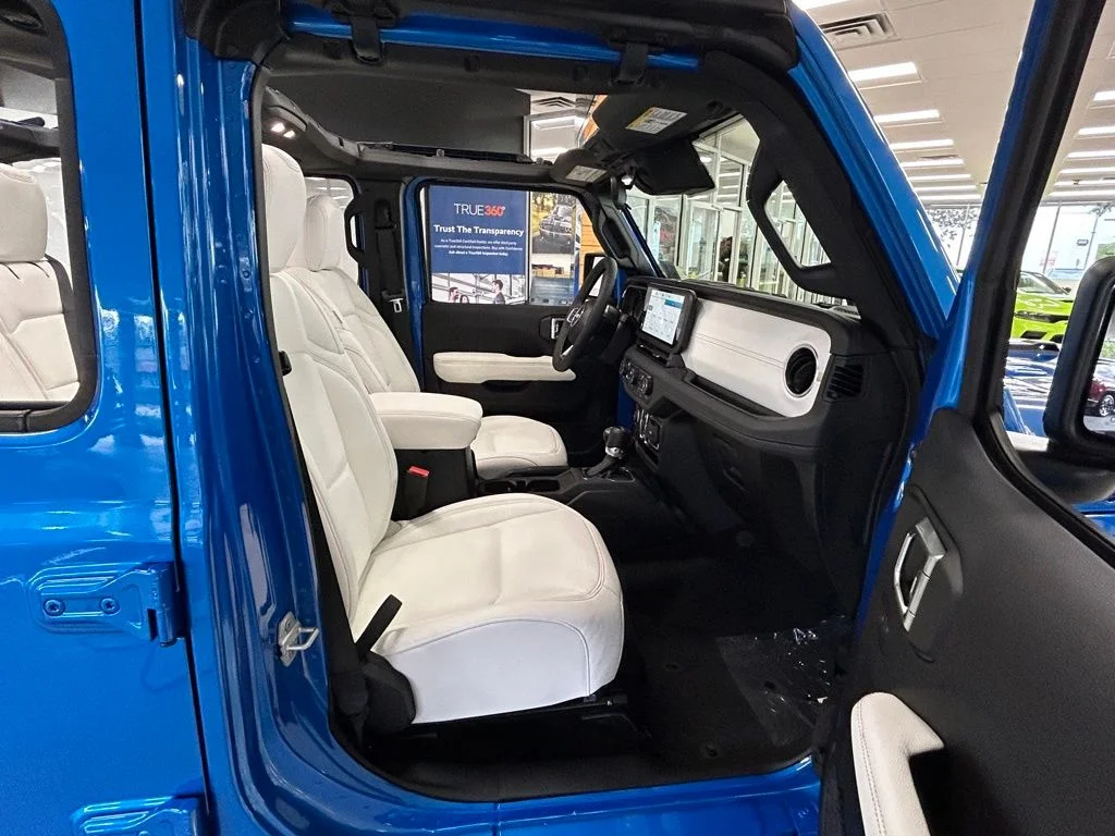 Used 2024 Blue Jeep Sahara image 17
