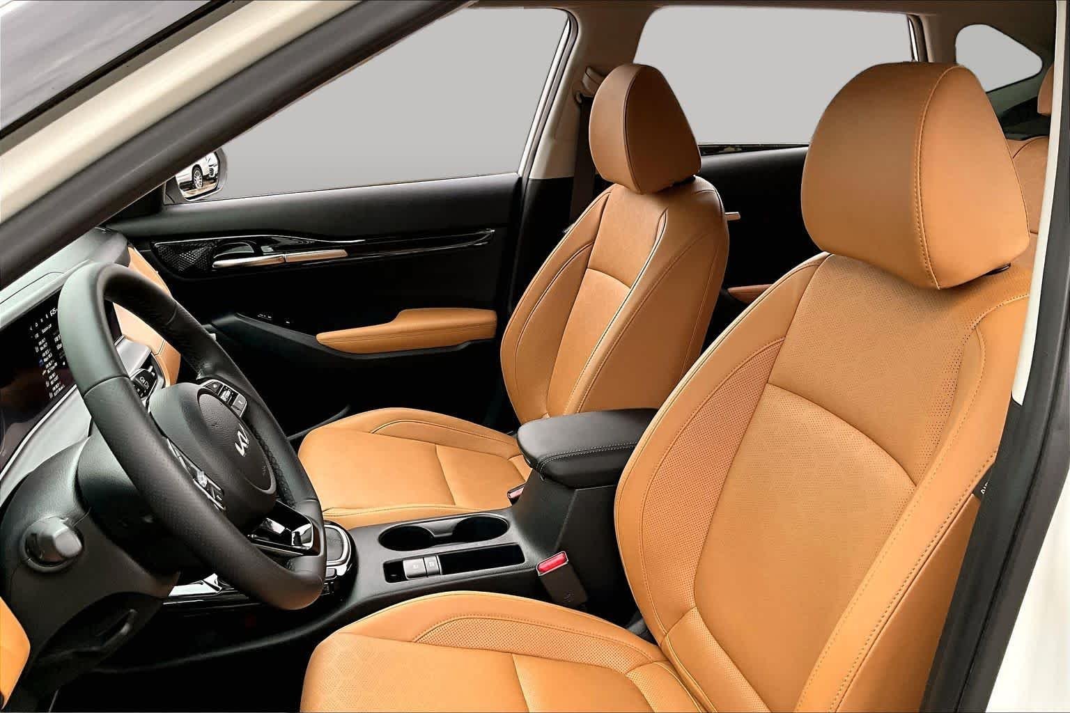 New 2024 Snow White Pearl Kia SX image 8