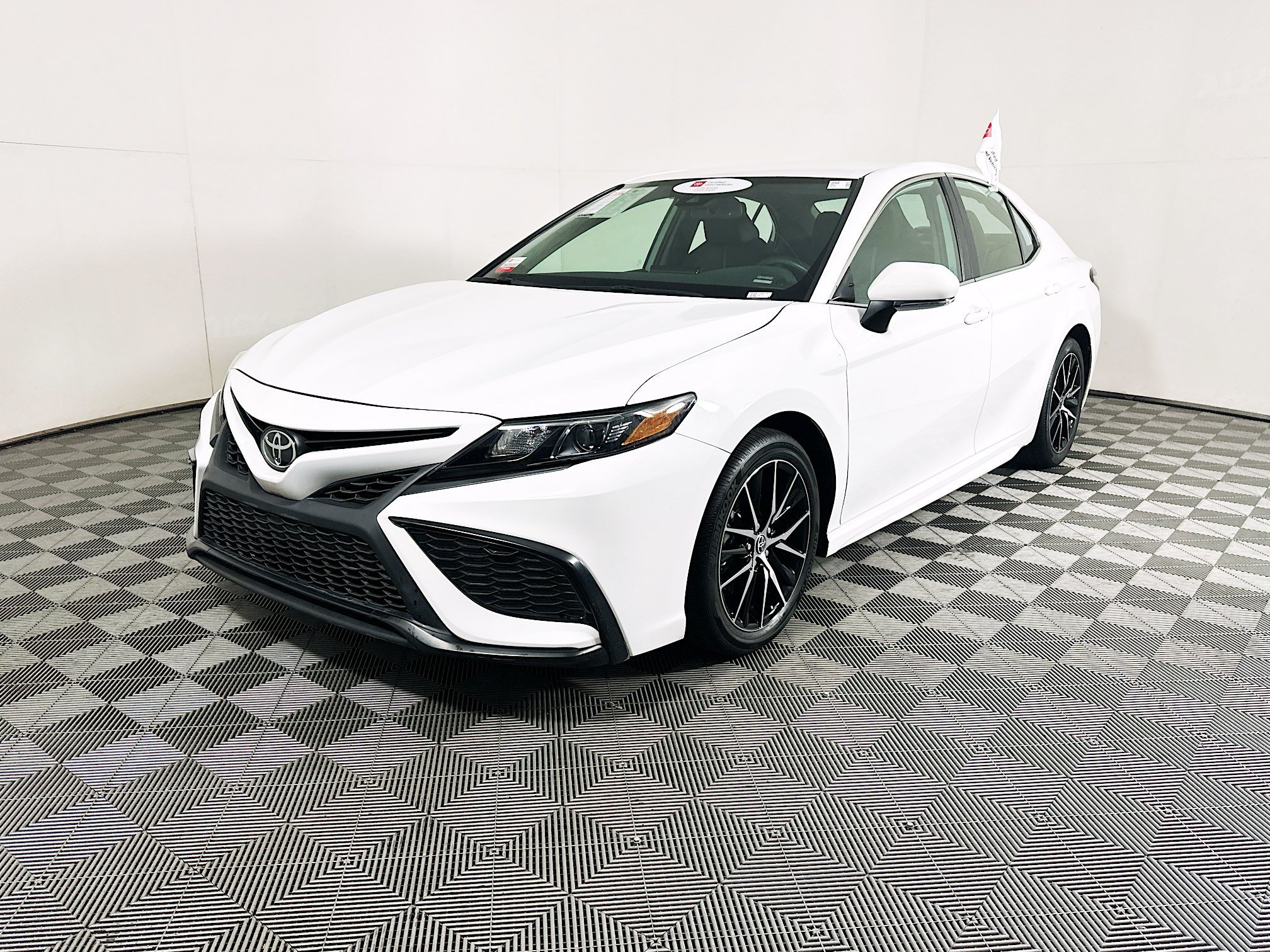 Used 2024 Ice Toyota SE image 7