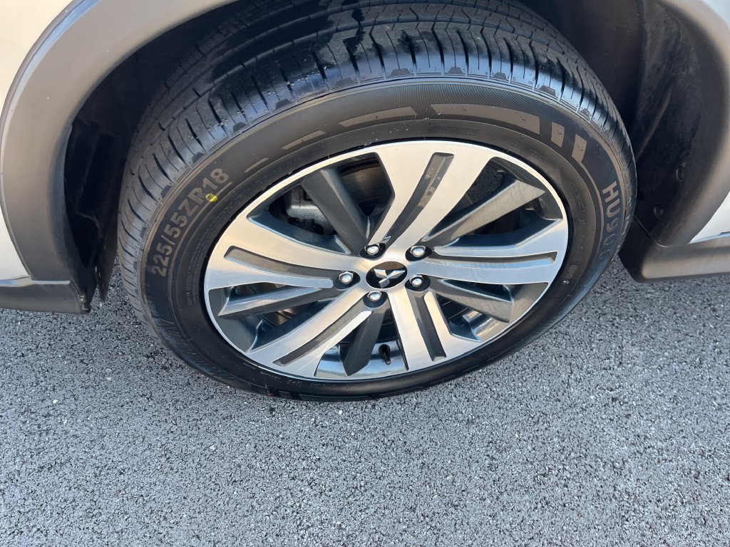 Used 2025 Silver Mitsubishi  image 9