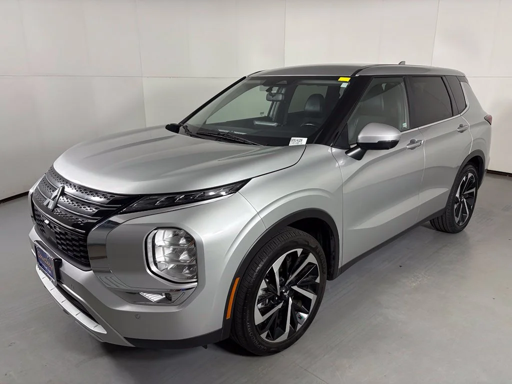 Used 2024 Silver Mitsubishi  image 4