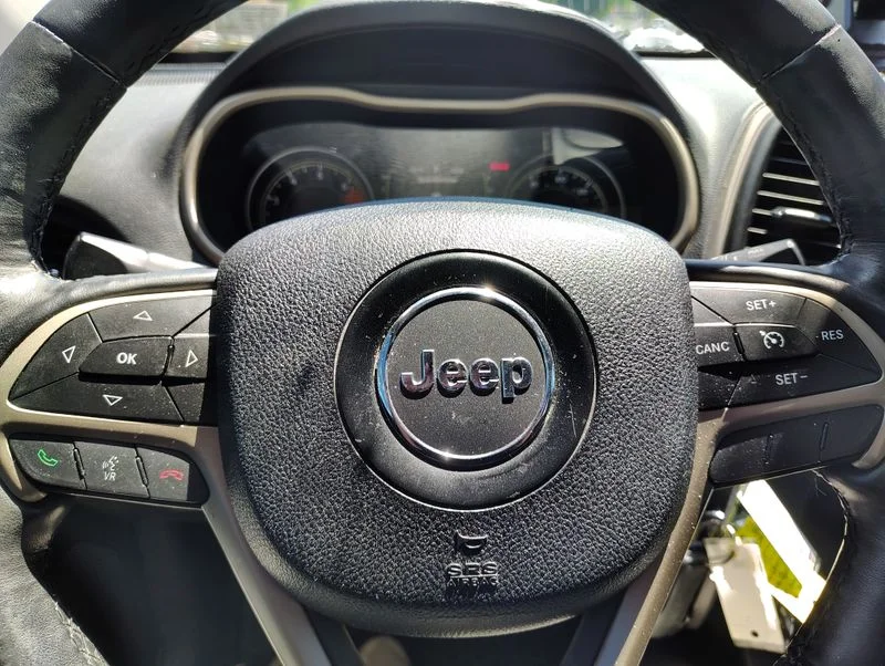 Used 2016 Black Jeep Latitude image 11