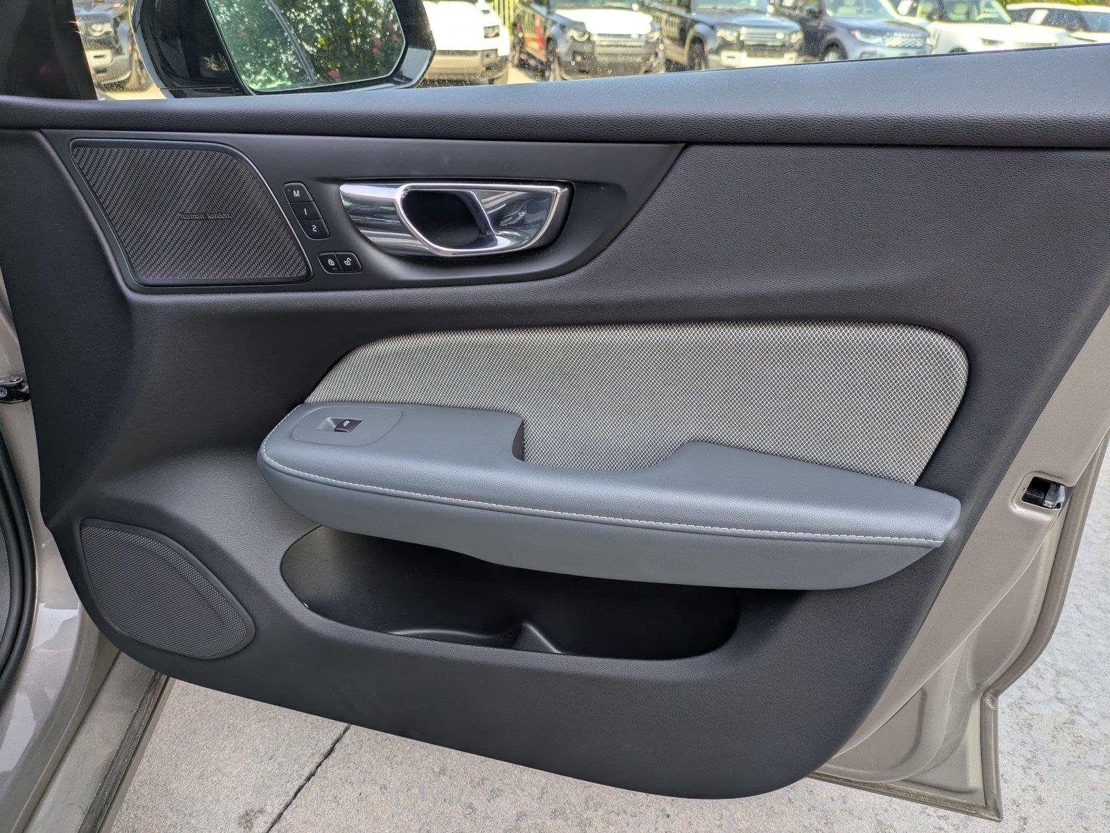 Used 2020 Pebble Grey Metallic Volvo R-Design image 27