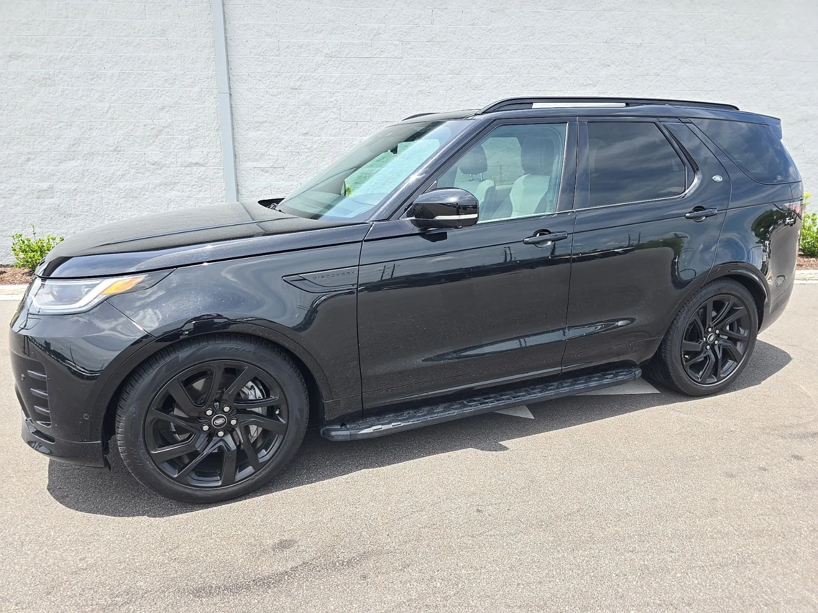 2023 Land Rover Discovery S R Dynamic's photo